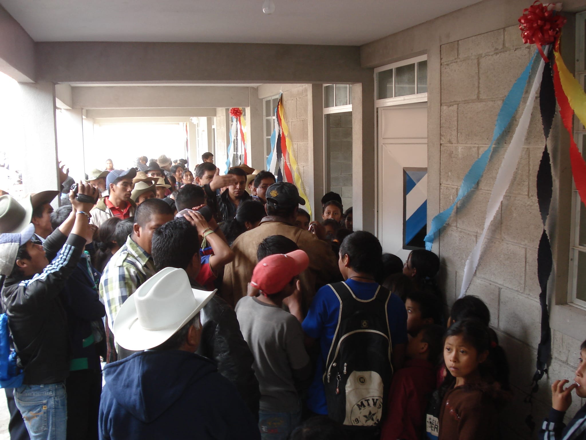 Feierliche Schuleinweihung in Los Encuentros