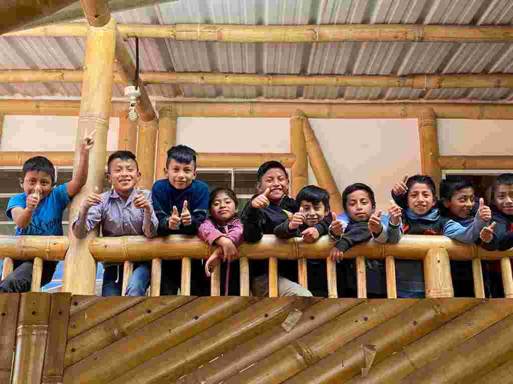 Kinder in moderner Schule aus Bambus