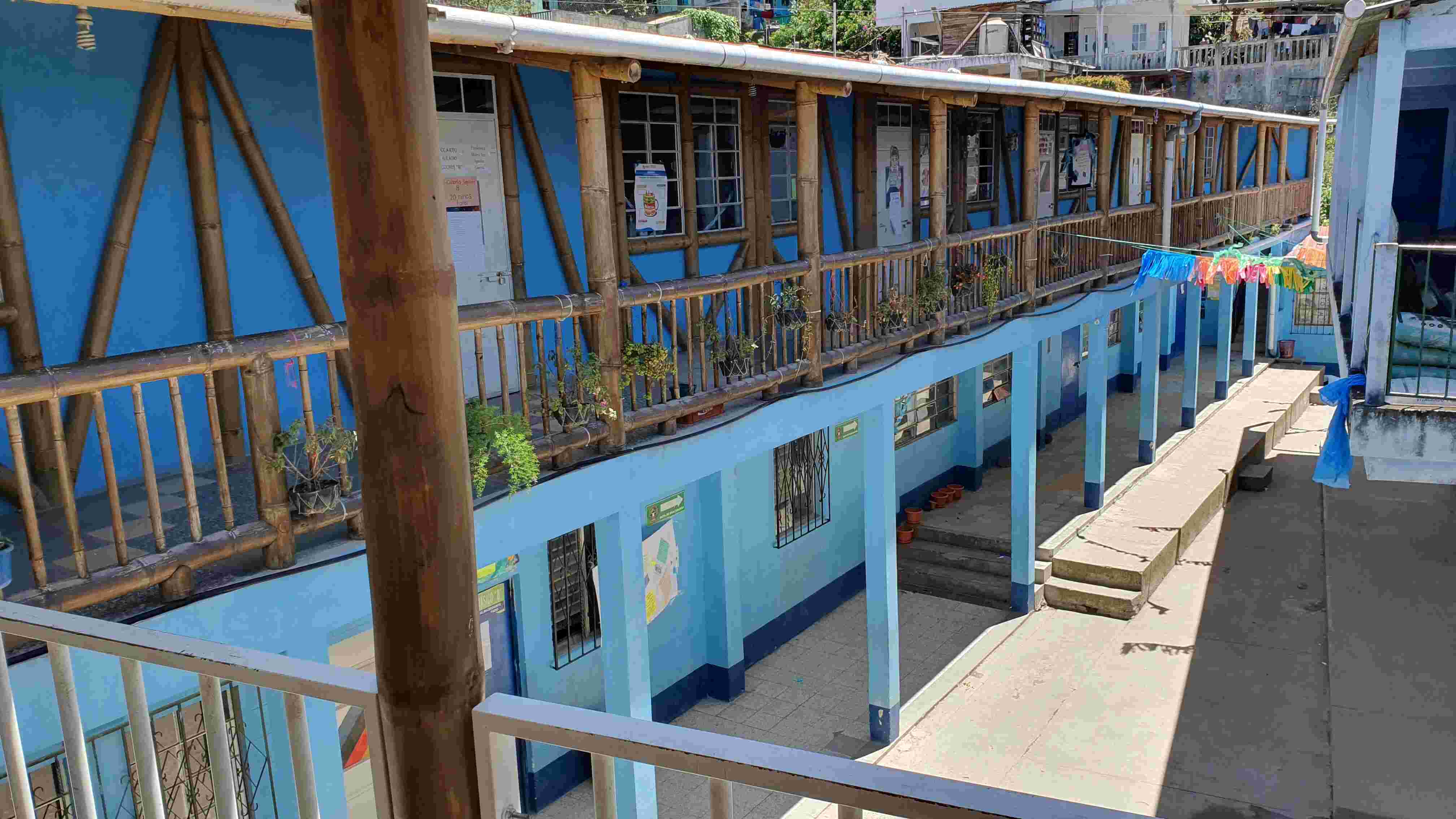 Schulgebäude aus Bambus